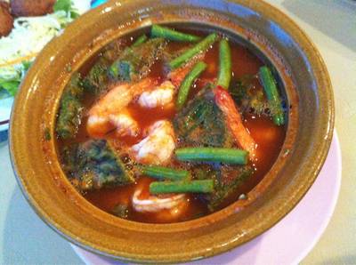 แกงส้มกุ้งชะอมไข่ น้ำหวานไปหน่อยแต่ยังโอเคค่ะ ที่ ร้านอาหาร ริมบึง