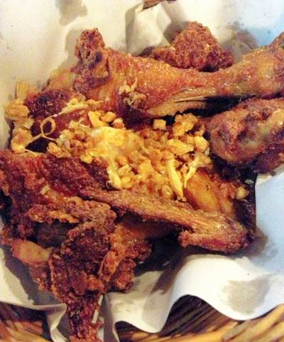 ไก่ทอด ที่ ร้านอาหาร เฮือนลำพูน ตลิ่งชัน