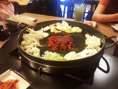 Dak galbi เนื้อก่อนคลุก ที่ ร้านอาหาร Dak Galbi Korean Rastaurant