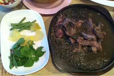 กระทะเนื้อร้อน ที่ ร้านอาหาร ริมบึง