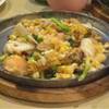 ผัดออส่วนกระทะร้อน ที่ ร้านอาหาร ริมบึง