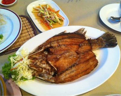 ปลากระพงทอดน้ำปลา ก็อร่อยค่ะปลาสดดี ที่ ร้านอาหาร ริมบึง