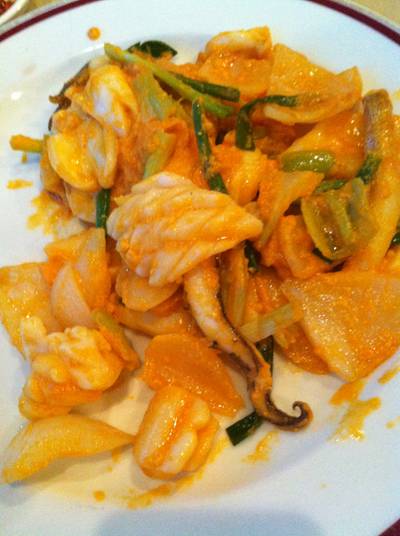 ปลาหมึกผัดไข่เค็ม เมนูนี้ไม่อร่อยค่ะ ที่ ร้านอาหาร ริมบึง