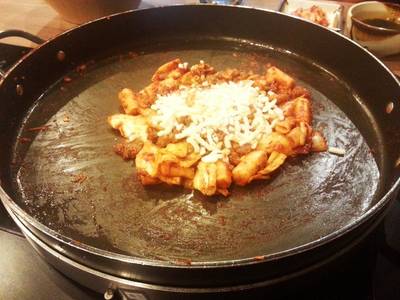 คลุกแล้ว รสชาติถึงเครื่อง ที่ ร้านอาหาร Dak Galbi Korean Rastaurant