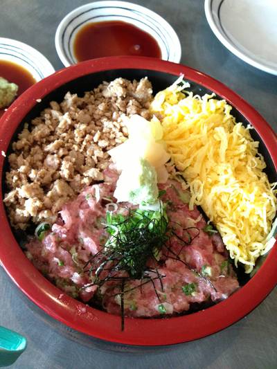 ข้าวหน้าสามอย่าง ที่ ร้านอาหาร ฟูจิ อาคารอื้อจือเหลียง