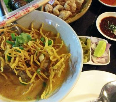 ข้าวซอยไก่ ที่ ร้านอาหาร เฮือนลำพูน ตลิ่งชัน