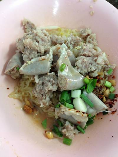 ชามนี้สั่งแค่ ไส้กับหมูสับ ที่ ร้านอาหาร รุ่งเรือง ก๋วยเตี๋ยวหมู