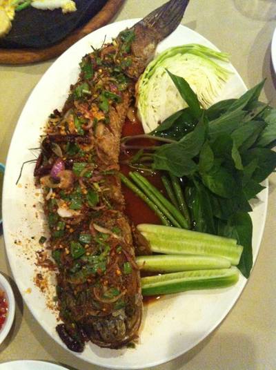 ปลาช่อนลุยสวน ไม่ค่อยอร่อยตรงน้ำราดค่ะ ทำเป็นเหมือนลาบ ไม่ปลื้มค่ะ ที่ ร้านอาหาร ริมบึง