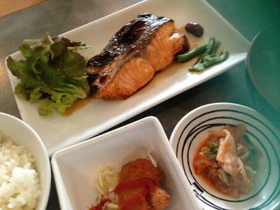 Salmon Teriyaki ที่ ร้านอาหาร ฟูจิ อาคารอื้อจือเหลียง