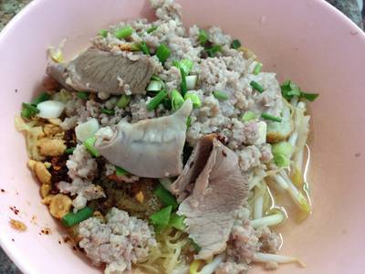 ชามนี้พิเศษหมูสับ ที่ ร้านอาหาร รุ่งเรือง ก๋วยเตี๋ยวหมู