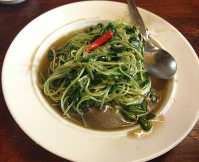 ต้นอ่อนทานตะวันผัด เมนูแปลกขึ้นชื่ออีกเมนู ที่ ร้านอาหาร ครัวเขาใหญ่