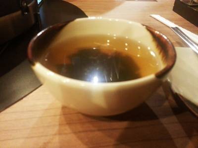 ซุปสาหร่าย ไม่เหมือนสไตล์ญี่ปุ่น ที่ ร้านอาหาร Dak Galbi Korean Rastaurant