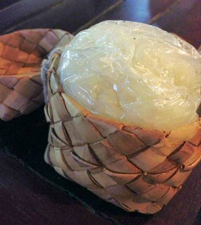 ข้าวเหนียวร้อนๆ ที่ ร้านอาหาร เฮือนลำพูน ตลิ่งชัน