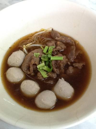 เส้นหมี่ลูกชิ้นเนื้อกรอบ ที่ ร้านอาหาร เพ็ญจันทร์โภชนา เส้นหมี่ลูกชิ้นเนื้อกรอบ ที่ ร้านอาหาร เพ็ญจันทร์โภชนา