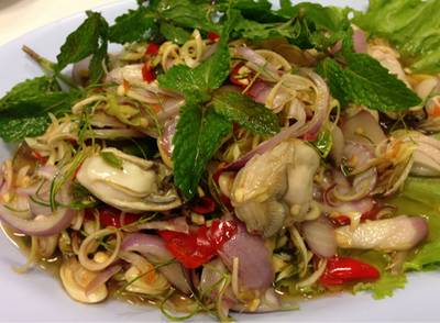 ยำหอยนางรม ที่ ร้านอาหาร หัวปลาหม้อไฟ เทียน เทียน