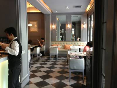ภายในร้าน ที่ ร้านอาหาร Let Them Eat Cake
