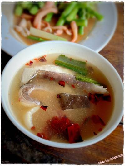 ต้มยำปลาคังครับ อร่อยใช้ได้ แต่น้อยไปหน่อย ตัก 4 ถ้วยก็หมดหม้อแล้ว ที่ ร้านอาหาร ต้นน้ำ บางปะอิน