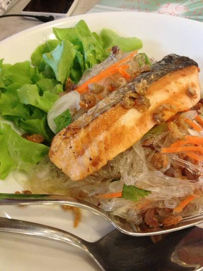 ยำวุ้นเส้นปลาแซลมอนย่าง ที่ ร้านอาหาร S&P รพ.เซ็นหลุยส์