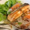 ยำวุ้นเส้นปลาแซลมอนย่าง ที่ ร้านอาหาร S&P รพ.เซ็นหลุยส์