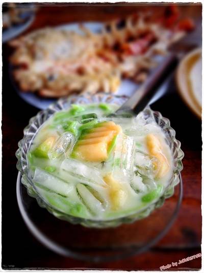 ลอดช่องแตงไทยน้ำกะทิครับ ไม่ควรพลาด ถ้าไม่แคร์เรื่องน้ำหนัก ที่ ร้านอาหาร ต้นน้ำ บางปะอิน