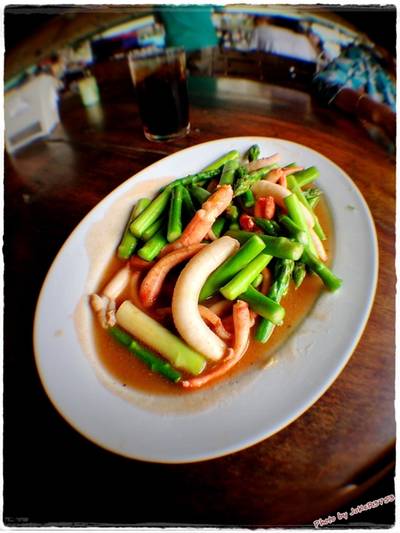 เนื้อก้ามกุ้งผัดหน่อไม้ฝรั่งครับ ดีกว่าปูตรงที่มันไม่มีแกนในเนื้อครับ ที่ ร้านอาหาร ต้นน้ำ บางปะอิน