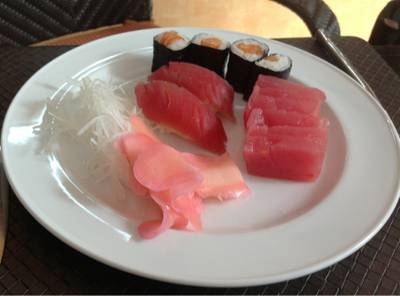 ซาซิมิ ซูชิ ทูน่า ที่ ร้านอาหาร Maison Chin