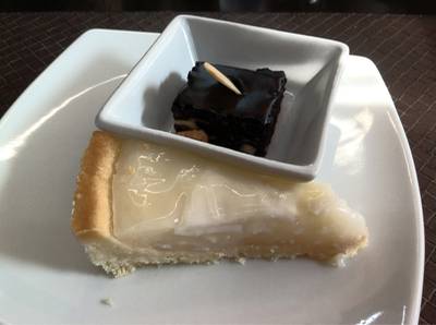 บราวนี่ ทาร์ตมะพร้าวอ่อน  ที่ ร้านอาหาร Maison Chin