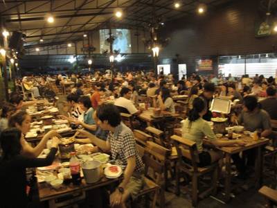 คนเยอะช่วงหัวคํ่า ที่ ร้านอาหาร Best Beef
