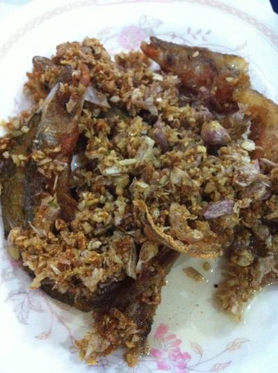 ปลาเนื้ออ่อนทอดกระเทียม ที่ ร้านอาหาร กุ้งเต้นอึ้งจั้วกี่