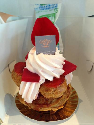 St. Honor'e Rose-Raspberry 195 ฿ ที่ ร้านอาหาร Let Them Eat Cake