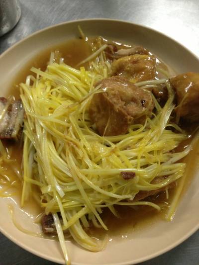 ผัดกุ๋ยช่ายขาว เต้าหู้ทอด หมูกรอบ at ข้าวต้มเป็ดเจ๊โอว