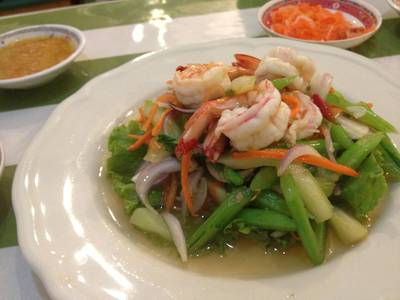 ยำก้านคะน้า ที่ ร้านอาหาร VT Namnuang