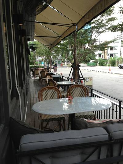 บรรยากาศนอกร้าน น่านั่ง ที่ ร้านอาหาร Let Them Eat Cake