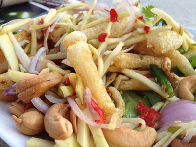 ยำสามกรอล ที่ ร้านอาหาร Aun I Din