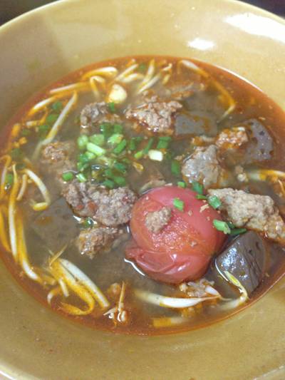 เกาเหลาน้ำเงี๊ยว ที่ ร้านอาหาร น้ำเงี้ยวป้าสุข ร้านก๋วยเตี๋ยวสิบสองปันนา