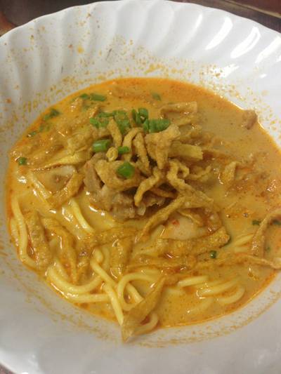 ข้าวซอย ที่ ร้านอาหาร น้ำเงี้ยวป้าสุข ร้านก๋วยเตี๋ยวสิบสองปันนา