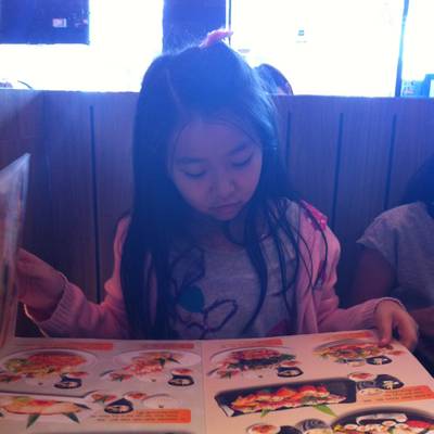 ผู้ช่วยกำลังตั้งใจเลือกรายการอาหาร ที่ ร้านอาหาร Kasa Japanese restaurant The Circle