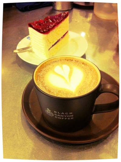 มอคค่าร้อนเสิร์ฟพร้อมเค้กวนิลาบลูเบอร์รี่ ที่ ร้านอาหาร Caffe Nero by Black Canyon Coffee - Grace Hotel โรงแรมเกรซ มอคค่าร้อนเสิร์ฟพร้อมเค้กวนิลาบลูเบอร์รี่ ที่ ร้านอาหาร Caffe Nero by Black Canyon Coffee - Grace Hotel โรงแรมเกรซ