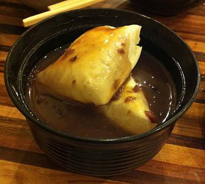 ถั่วแดงร้อนกับโมจิย่าง ที่ ร้านอาหาร Akiyoshi พระโขนง ถั่วแดงร้อนกับโมจิย่าง ที่ ร้านอาหาร Akiyoshi พระโขนง