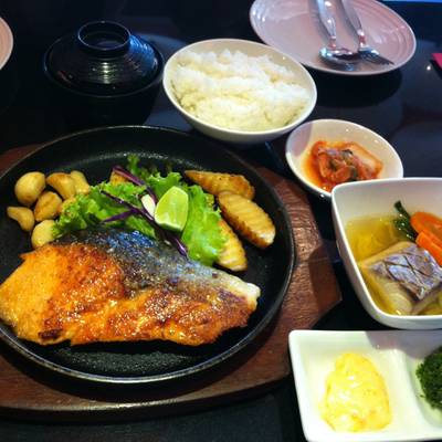 ชุดแซลมอนสเต็ก ที่ ร้านอาหาร Kasa Japanese restaurant The Circle