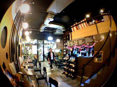 มองจากโต๊ะผมไปหน้าร้านครับ ที่ ร้านอาหาร My Cafe The Library