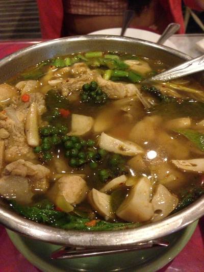 ต้มแซบกระดูกหมู ไม่ชอบเท่าไร รสไม่แซบสมชื่ิอ 150.- ที่ ร้านอาหาร Harvest Moon Pub & Restaurant