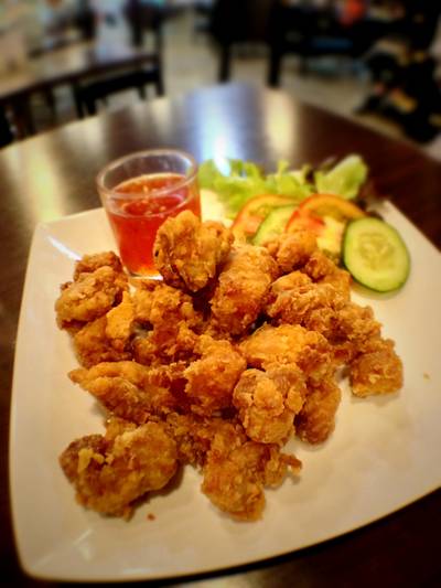 ไก่ทอด งั้นๆ ครับ ที่ ร้านอาหาร My Cafe The Library