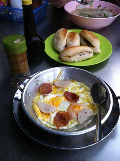 ไข่กระทะร้อนๆ ที่ ร้านอาหาร ร้านเอมโอช
