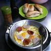 ไข่กระทะร้อนๆ ที่ ร้านอาหาร ร้านเอมโอช