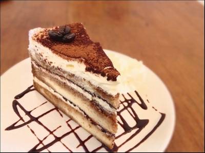 ทิรามิสุ นุามละมุนมากๆค่ะ ละลายในปากอ่ะ ไม่เลี่ยนเลยค่ะ ที่ ร้านอาหาร ณ coffee