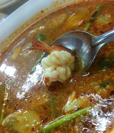 ต้มยำกุ้งน้ำข้น สั่งกันทุกโต๊ะเลยค่ะ รสชาติเยี่ยม ที่ ร้านอาหาร รุ่งโรจน์โภชนา