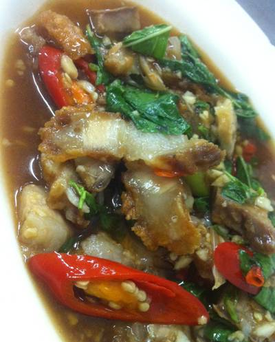 หมูกรอบผัดกะเพราะ ที่ ร้านอาหาร รุ่งโรจน์โภชนา