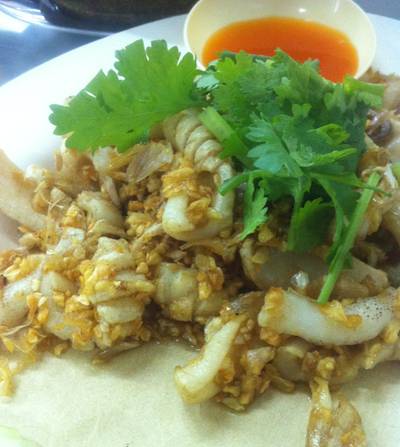 ปลาหมึกทอดกะเทียม ลอกข้อสอบมาจากรีวิวก่อนหน้า อร่อยจริงค่ะ ที่ ร้านอาหาร รุ่งโรจน์โภชนา