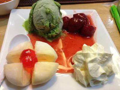 วนิลาโมจิไอศครีมกับไอติมชาเขียว พร้อมวิปปิ้งครีม และสตอเบอร์รี่ ที่ ร้านอาหาร Kokeshi (โคเคะชิ)